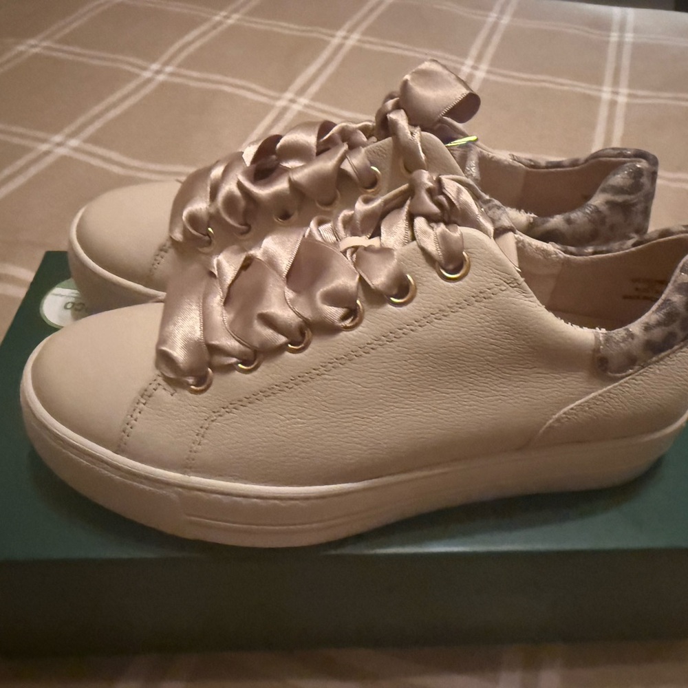 Paul Green  Women Cream Sneakers with Ribbon Laces size 8 UK5.5